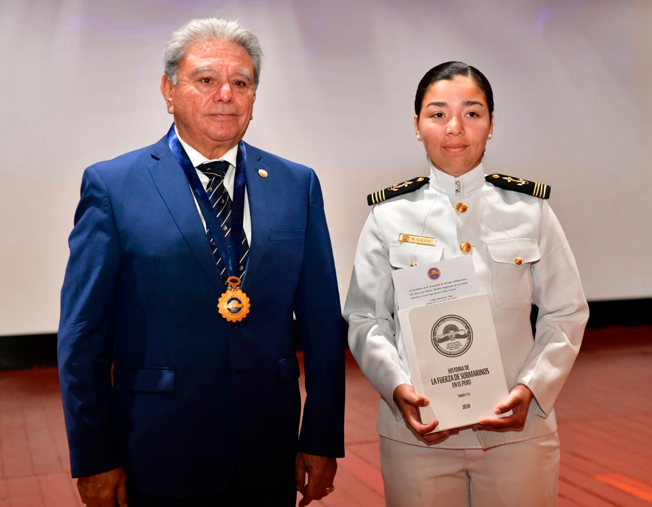 La Asociación de Oficiales Submarinistas del Perú otorga premio a Cadete Naval
